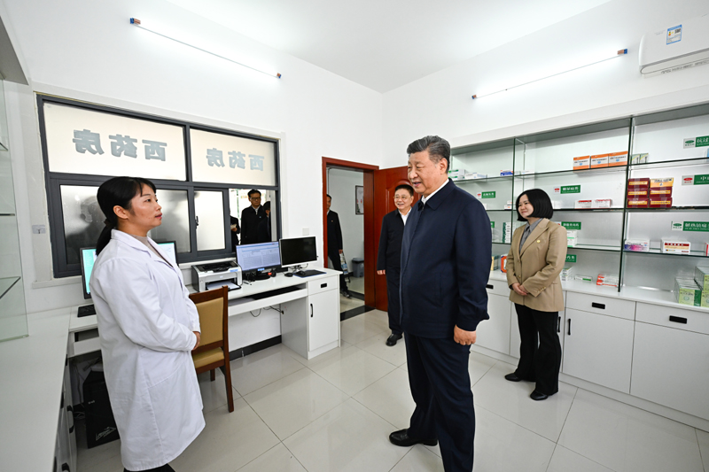 11月4日至6日,中共中央總書記、國家主席、中央軍委主席習近平在湖北考察。這是5日上午,習近平在咸寧市嘉魚縣潘家灣鎮(zhèn)四邑村衛(wèi)生室考察。