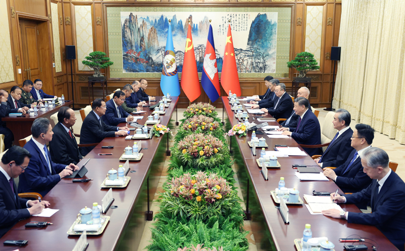 12月3日,中共中央總書記、國家主席習(xí)近平在北京釣魚臺(tái)國賓館同柬埔寨人民黨主席、參議院主席洪森舉行會(huì)談。