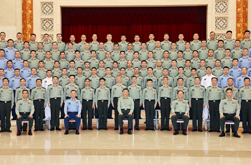 5月22日至24日,中共中央總書記、國(guó)家主席、中央軍委主席習(xí)近平在山東考察。這是23日上午,習(xí)近平在濟(jì)南親切接見(jiàn)駐濟(jì)南部隊(duì)上校以上領(lǐng)導(dǎo)干部,代表黨中央和中央軍委向駐濟(jì)南部隊(duì)全體官兵致以誠(chéng)摯問(wèn)候。