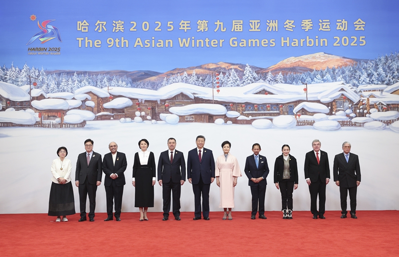 ??2月7日中午,國(guó)家主席習(xí)近平和夫人彭麗媛在黑龍江省哈爾濱市太陽(yáng)島賓館舉行宴會(huì),歡迎來(lái)華出席哈爾濱第九屆亞洲冬季運(yùn)動(dòng)會(huì)開(kāi)幕式的國(guó)際貴賓。這是習(xí)近平和彭麗媛同貴賓們合影留念。