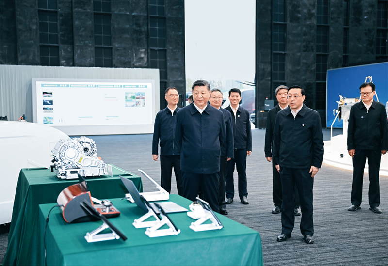 2024年10月17日至18日,中共中央總書記、國家主席、中央軍委主席習(xí)近平在安徽考察。這是17日下午,習(xí)近平在合肥濱湖科學(xué)城察看安徽省重大科技創(chuàng)新成果集中展示。