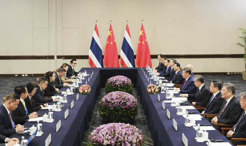 當(dāng)?shù)貢r(shí)間11月15日上午,國(guó)家主席習(xí)近平在利馬出席亞太經(jīng)合組織領(lǐng)導(dǎo)人非正式會(huì)議期間會(huì)見(jiàn)泰國(guó)總理佩通坦。