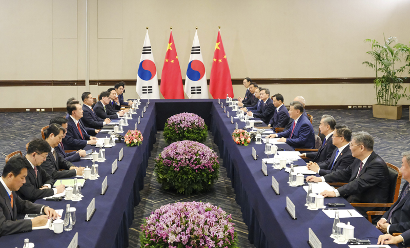 當(dāng)?shù)貢r間11月15日上午,國家主席習(xí)近平在利馬出席亞太經(jīng)合組織領(lǐng)導(dǎo)人非正式會議期間會見韓國總統(tǒng)尹錫悅。