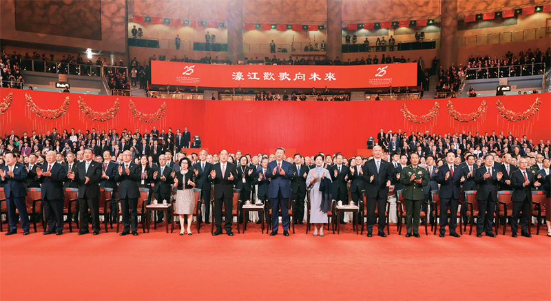 2024年12月19日晚,慶祝澳門回歸祖國25周年文藝晚會在澳門東亞運(yùn)動會體育館舉行。中共中央總書記、國家主席、中央軍委主席習(xí)近平觀看演出。晚會最后,習(xí)近平同全場觀眾一起高唱《歌唱祖國》。