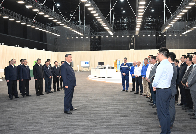 10月17日至18日,中共中央總書記、國家主席、中央軍委主席習(xí)近平在安徽考察。這是17日下午,習(xí)近平在合肥濱湖科學(xué)城考察時(shí),同現(xiàn)場科研人員和企業(yè)負(fù)責(zé)人親切交流。