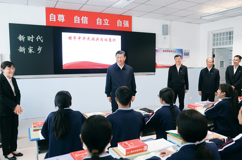 2024年6月18日至19日,中共中央總書記、國家主席、中央軍委主席習(xí)近平在青??疾臁_@是18日下午,習(xí)近平在果洛西寧民族中學(xué)高一(1)班觀摩“新時(shí)代、新家鄉(xiāng)”主題思政課。
