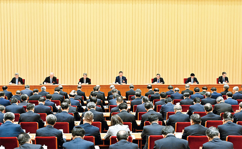 ??2025年12月10日至11日，中央經(jīng)濟(jì)工作會議在北京舉行。中共中央總書記、國家主席、中央軍委主席習(xí)近平出席會議并發(fā)表重要講話。李強(qiáng)、趙樂際、王滬寧、蔡奇、丁薛祥、李希出席會議。