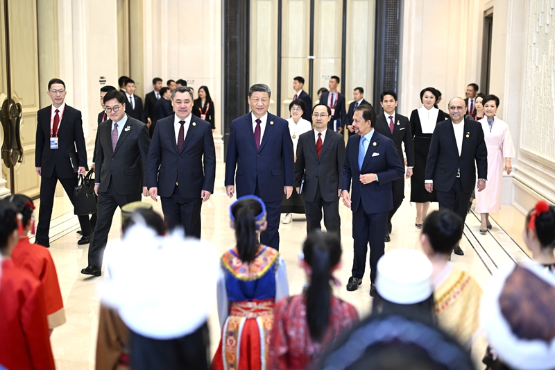 ??2月7日中午,國(guó)家主席習(xí)近平和夫人彭麗媛在黑龍江省哈爾濱市太陽(yáng)島賓館舉行宴會(huì),歡迎來(lái)華出席哈爾濱第九屆亞洲冬季運(yùn)動(dòng)會(huì)開(kāi)幕式的國(guó)際貴賓。40名身著中外民族服裝的少年兒童唱起優(yōu)美的黑龍江民歌《烏蘇里船歌》,熱烈歡迎國(guó)際貴賓。